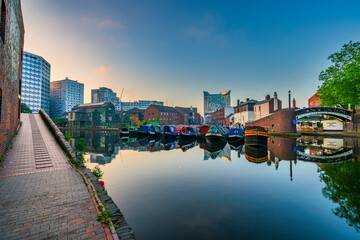 Fototapeta premium Regency wharf of Birmingham old canal at sunrise 