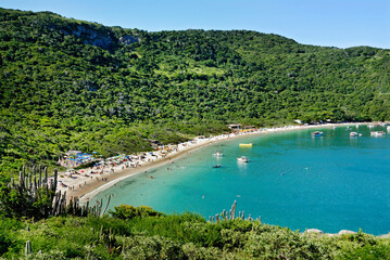 Fototapeta premium Forno Beach (Oven Beach), a paradisiacal and wild beach with clear waters surrounded by the Atlantic Forest. Arraial do Cabo, RJ, Brazil, 2019