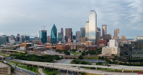 Obraz premium Freeway traffic and Downtown Dallas cityskyline, Texas, United States.