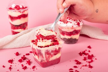 bolo de pote red velvet com recheio de brigadeiro branco e cobertura.