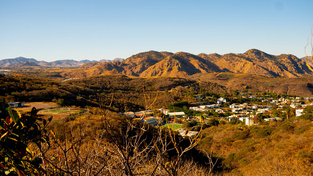 Krajobraz stanu Jalisco w Meksyku w porze suchej (Bosque El Centinela)