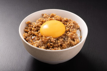 豚そぼろご飯　卵黄のせ