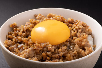 豚そぼろご飯　卵黄のせ