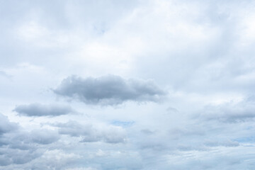 Obraz premium Beautiful blue sky with fluffy white clouds on a bright summer day