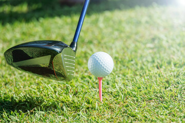 新緑の芝生が綺麗なゴルフ場