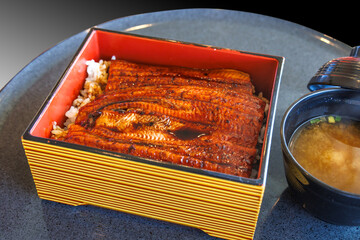 お重にたっぷり入ったウナギの蒲焼