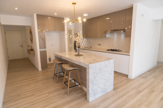 cocina americana con acabados de lujo, con comedor de marmol  - Powered by Adobe