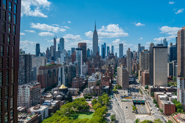 Obraz premium A stunning aerial view of New York cit, showcasing vibrant city streets and diverse architecture with the iconic New York City skyline