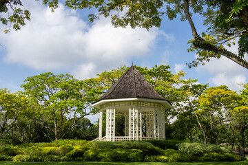 Obraz premium Gazebo or white bandstand at Singapore Botanic Gardens