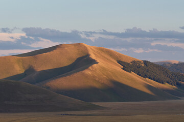 Naklejka premium Estate nel Parco Nazionale dei Monti Sibillini: Castelluccio di Norcia e Pian Grande.