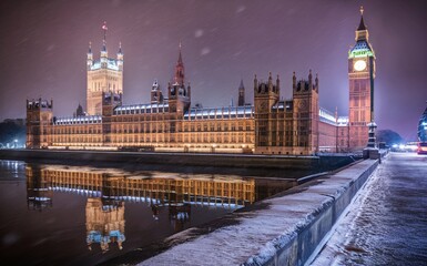 Fototapeta premium Winter night view of London iconic Westminster Palace and Big Ben, London.