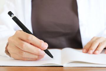 勉強　ノートに字を書く手元