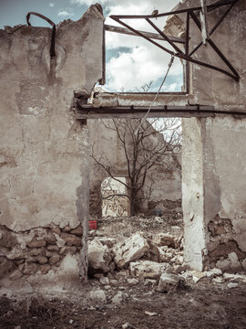 Decaying structure in a desolate environment