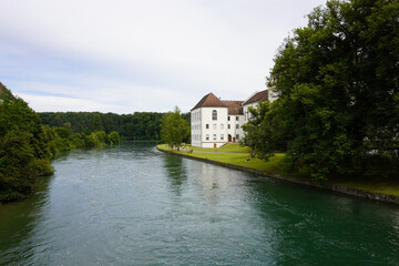 Blick auf den Fluss Rhein und die Klosterinsel Rheinau in der Schweiz