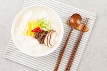 Tteokguk is a food made by thinly slicing rice cakes diagonally and boiling them in clear soybean soup.