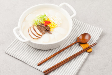 Tteokguk is a food made by thinly slicing rice cakes diagonally and boiling them in clear soybean soup.