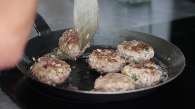 Fleischk&uuml;chle in der Pfanne