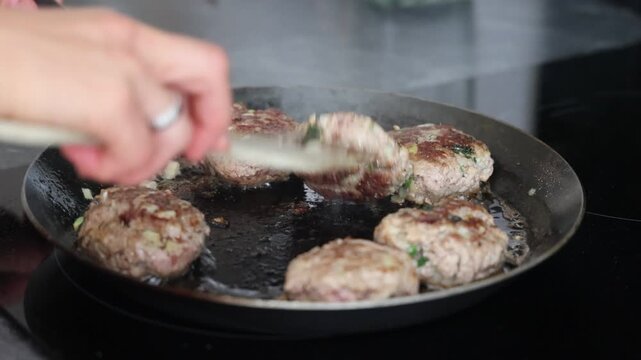 Fleischk&uuml;chle werden in der Pfanne gewendet