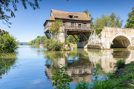  Un ancien moulin &agrave; eau Le Vieux-Moulin dans le ville de Vernon