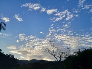 Hermoso atardecer luminoso 