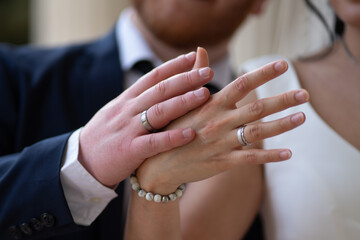 Matrimonio foto anelli coppia sposata 