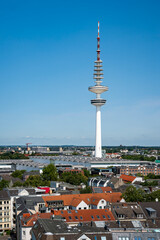 Blick von oben auf den Heinrich-Hertz-Turm Fernsehturm und die Dächer von Hamburg, am Tage bei...