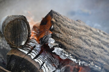 Lagerfeuer, brennendes Holz 