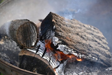 Lagerfeuer, brennendes Holz 