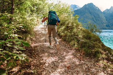 Obraz premium A Hiker Embarking on an Exciting Trekking Journey Through a Beautiful Scenic Nature Trail