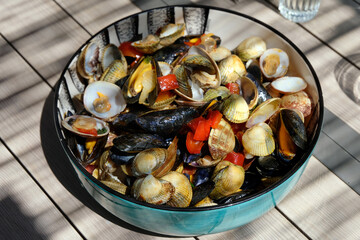 Saladier de fruits de mer cuits à la plancha