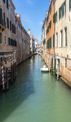 Photo verticale d'un petit pont sur un canal à Venise