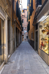 Ruelle étroite avec magasin de masque à Venise