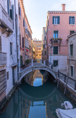 Photo verticale d'un petit pont sur un canal à Venise