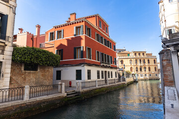 Maisons colorées au bord d'un canal à Venise