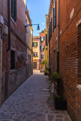 Ruelle étroite avec lampadaire à Venise