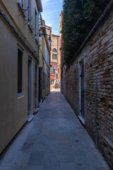 Ruelle étroite pavée à Venise