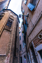 Ruelle étroite autour d'une basilique à Venise