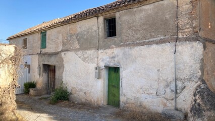 Casa rural abandonada a las afueras de un pueblo con dos plantas. 