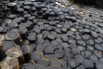 Basalt Basaltsäulen Giant’s Causeway an der nördlichen Küste der Grafschaft Antrim in...