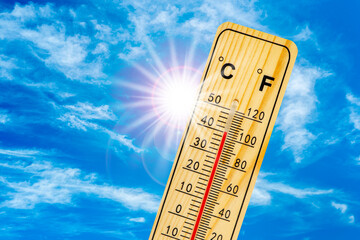 Ein Thermometer zeigt sehr hohe Temperatur in der Sommerhitze