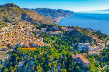 Obraz premium Aerial view of the Ancient theater of Taormina with Mount Etna in the background, Sicily, Italy