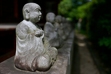 Obraz premium A row of Buddha statues near Takao Yakuoin Temple