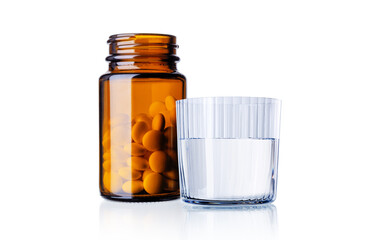 Pillen und  Wasserglas