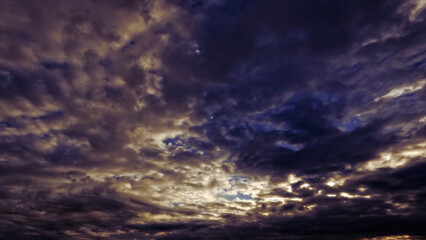 Fototapeta premium nice sunset goldish clouds on the sky backdrop - photo of nature