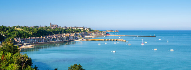 Fototapeta premium Cancale in Brittany is a charming coastal town known for its oysters, picturesque harbor, and scenic seaside views.