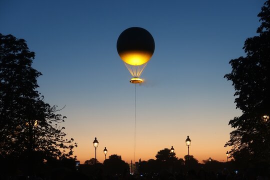 Vue sur la vasque olympique des Jeux olympiques (JO) d&rsquo;&eacute;t&eacute; de Paris 2024, haut dans le ciel au coucher du soleil &ndash; ao&ucirc;t 2024 (France)