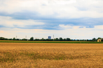 Obraz premium View over the fields near Augsburg on a cloudy day Towards the industrial monument Gaskessel