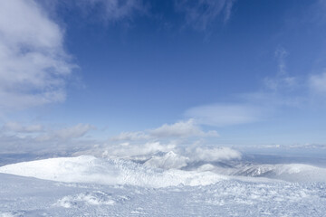 冬の蔵王山地、青い空と雪山が織りなす美しい冬景色