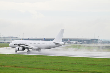 Avion atterrissage pluie Brussels Belgium
