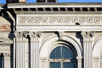 Obraz premium Ornate Decorations on a Historic Building in Lviv Showcasing Intricate Architectural Details